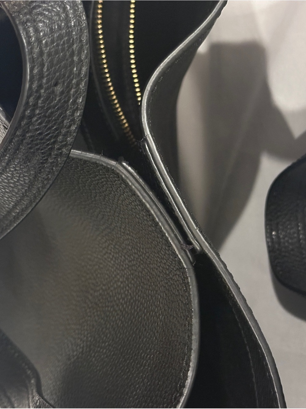 Marc Jacobs Black Pebbled Leather Shoulder Tote with Gold Logo - Picture 4 of 8